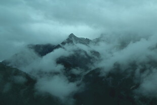 云雾缭绕的壮丽山峦