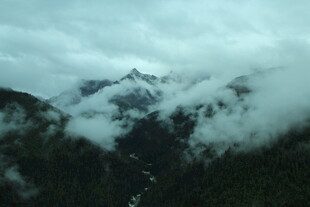 云雾缭绕的壮丽山峦