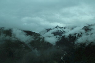 云雾缭绕的巍峨雪山