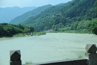 青山环绕的宁静河流