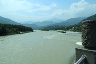 壮丽山河间的宽阔河流