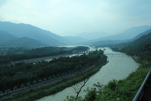 蜿蜒河流穿行于青山之间