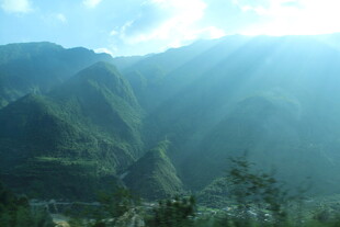 山间晨光洒向连绵青山