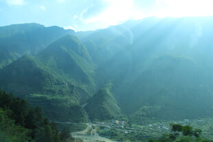 山间美景 阳光洒落山谷