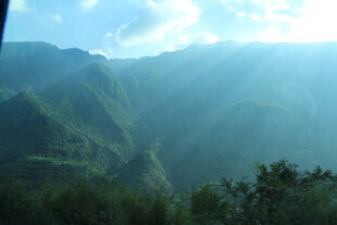 山间阳光照耀壮丽风景