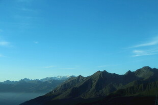 蓝天映衬下的连绵山脉
