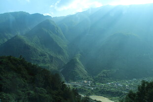 山间晨光下的壮丽山谷景色