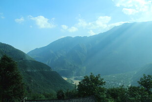 山间美景 阳光洒落青山