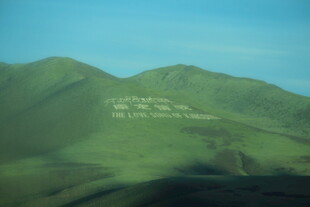 绿色山峦上的白色文字景观