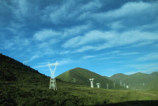 山间输电塔与风力发电机