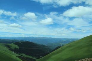 青山蓝天间的壮美自然景观