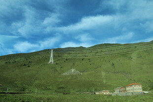 青山之上的建筑与高塔