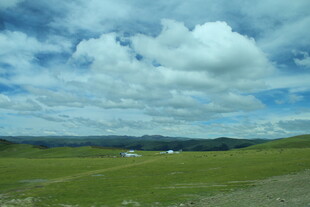 广袤草原与蓝天白云美景