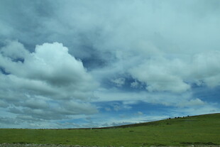 草原上空的云朵美景