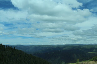 山峦云海间的壮美风光