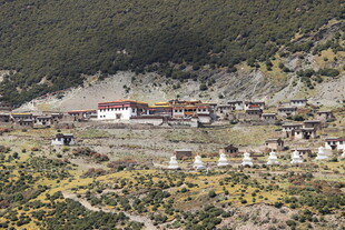 山间藏式村落景观