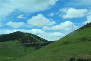 青山蓝天间的美丽景致