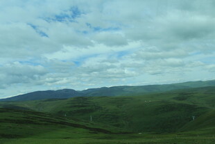 草原山峦间的蓝天白云
