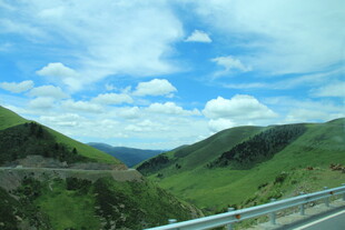 山间公路的秀丽风光