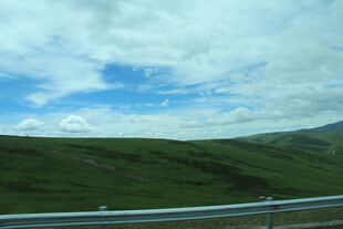 草原公路边的蓝天白云青山