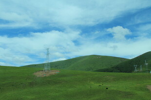 草原风光 矗立的电力设施