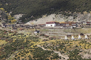 山间藏式村落风景
