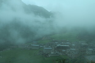 云雾缭绕中的山间村落