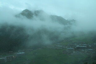 云雾缭绕的山间村落