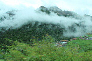 山间云雾缭绕的美丽景致