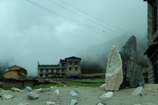 地震后受损的建筑场景