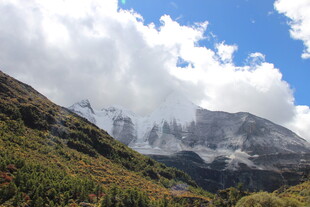 山间云雾缭绕的壮丽景色