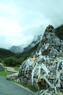 山间经幡堆 尽显藏地风情