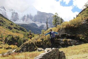徒步者置身壮美山间景色