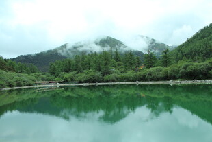 青山绿水间的静谧湖泊