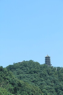 青山之巅的古朴塔楼