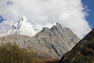 巍峨雪山壮丽景致