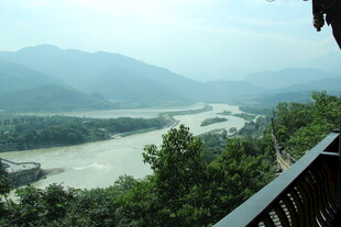 山间河流与葱郁林木景观