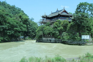 河畔古建 绿树环绕之景