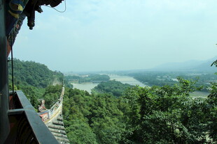 山间观景台俯瞰秀丽风光