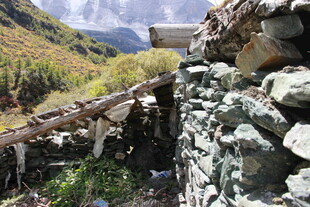 山间石墙与自然景致