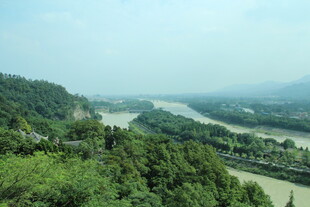 青山绿水间的蜿蜒河流