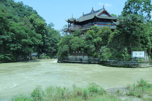 古建旁的绿水与葱郁树林