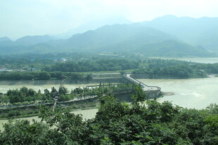 壮丽山水间的古老建筑