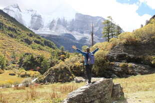 徒步者于山间岩石上欢呼