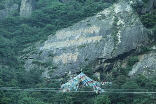 山间彩屋悬于峭壁之上