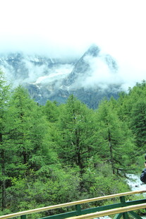 山林间的公路与云雾山峰