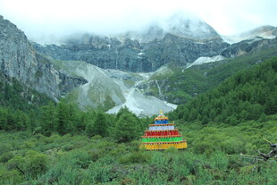 山间彩幡与壮丽自然景观