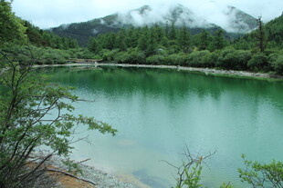 青山绿水间的静谧湖泊