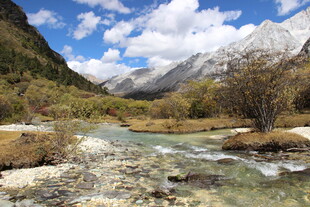 山间溪流与壮丽雪山美景