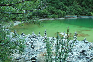 山间碧绿湖水与岸边景致